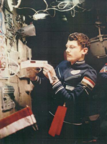 Farkas Bertalan méréseket végez a Pillével - Forrás:Roszkozmosz/MTI